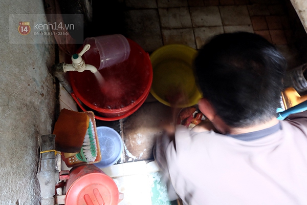 Cúp nước 7 giờ, người Sài Gòn vội vã hứng nước dự trữ 1