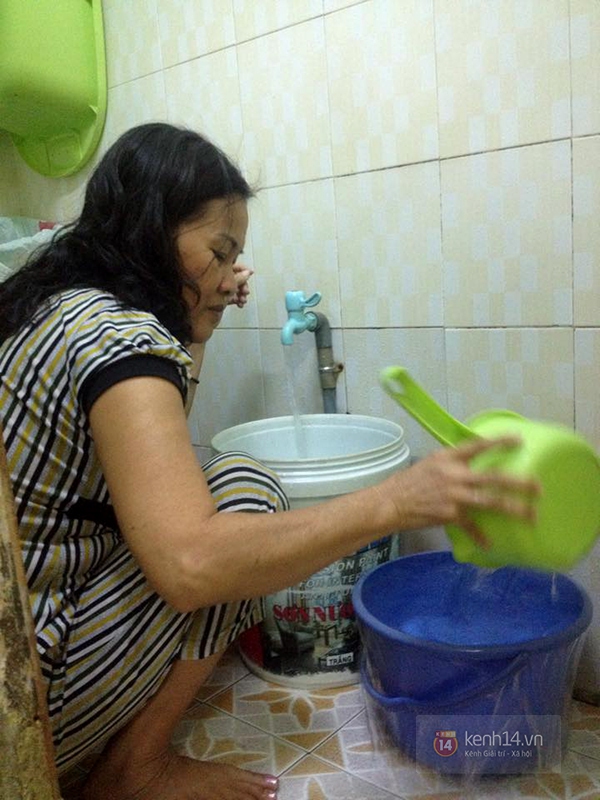 Cúp nước 7 giờ, người Sài Gòn vội vã hứng nước dự trữ 2