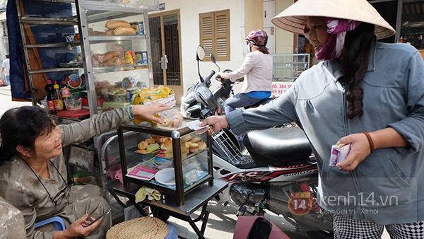 Chuyện về những người đi "gom tiền lẻ" trong con hẻm nhỏ giữa Sài Gòn 2