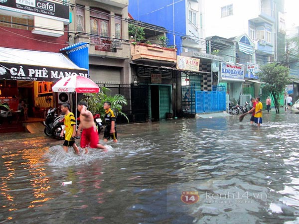 TP. HCM: Mưa lớn, trẻ em bơi lội trên... đường phố 1