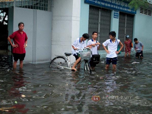 TP. HCM: Mưa lớn, trẻ em bơi lội trên... đường phố 6