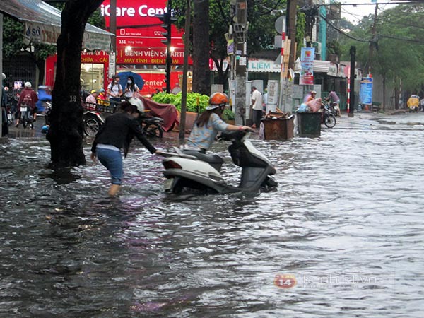 TP. HCM: Mưa lớn, trẻ em bơi lội trên... đường phố 8