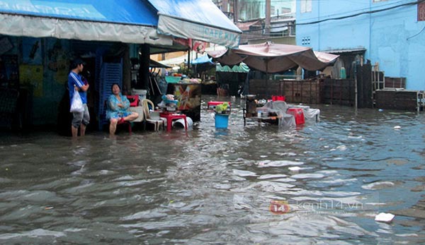 TP. HCM: Mưa lớn, trẻ em bơi lội trên... đường phố 7