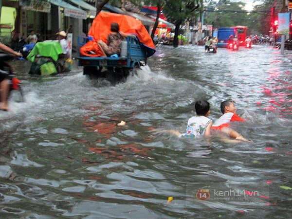 TP. HCM: Mưa lớn, trẻ em bơi lội trên... đường phố 2