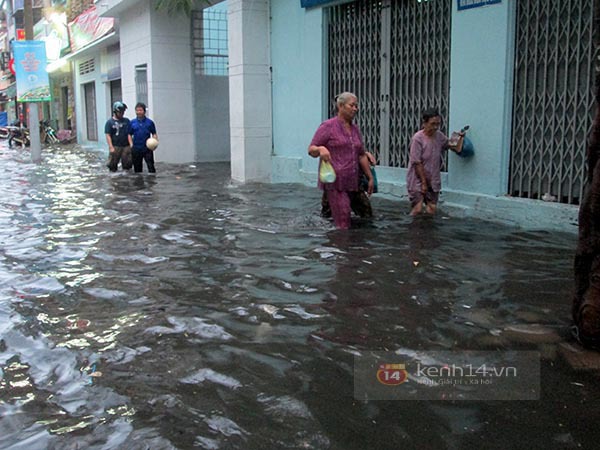 TP. HCM: Mưa lớn, trẻ em bơi lội trên... đường phố 5