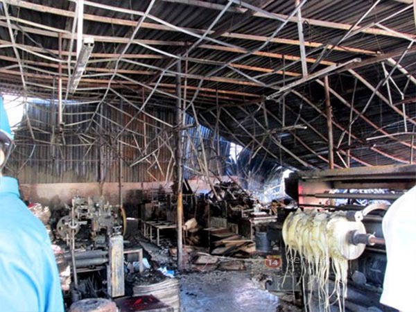 TP.HCM: Nhiều người hoảng loạn vì xưởng in cháy dữ dội 2