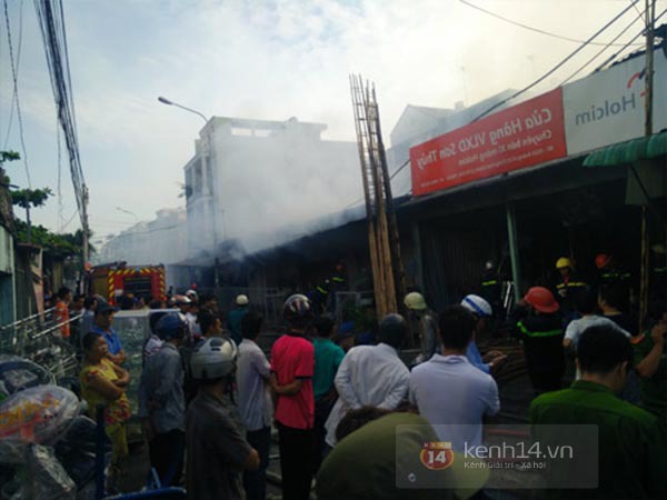 TP.HCM: Nhiều người hoảng loạn vì xưởng in cháy dữ dội 6