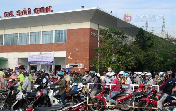 Hàng nghìn người vật vờ chờ đợi trong ngày đầu mua vé Tết tại ga Sài Gòn 1