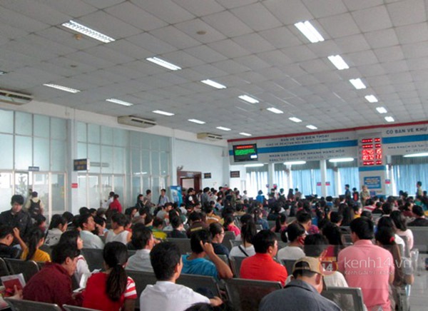 Hàng nghìn người vật vờ chờ đợi trong ngày đầu mua vé Tết tại ga Sài Gòn 2