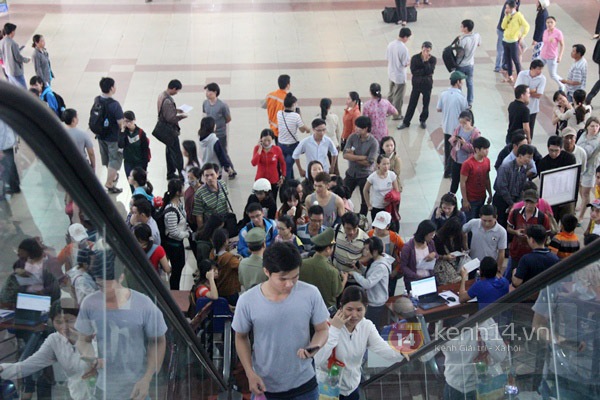 Hàng nghìn người vật vờ chờ đợi trong ngày đầu mua vé Tết tại ga Sài Gòn 3