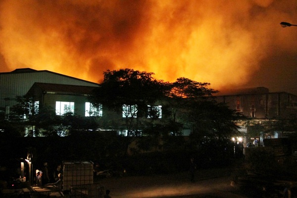 10.000m2 kho tại KCN Quang Minh bị thi&ecirc;u rụi ho&agrave;n to&agrave;n trong đ&ecirc;m 1