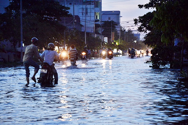 Người dân bì bõm ngồi ăn uống ngay trên đỉnh triều cường ngập ở Sài Gòn 1