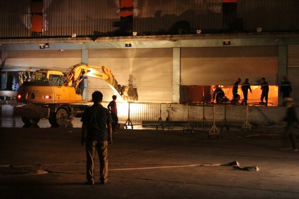 10.000m2 kho tại KCN Quang Minh bị thi&ecirc;u rụi ho&agrave;n to&agrave;n trong đ&ecirc;m 10