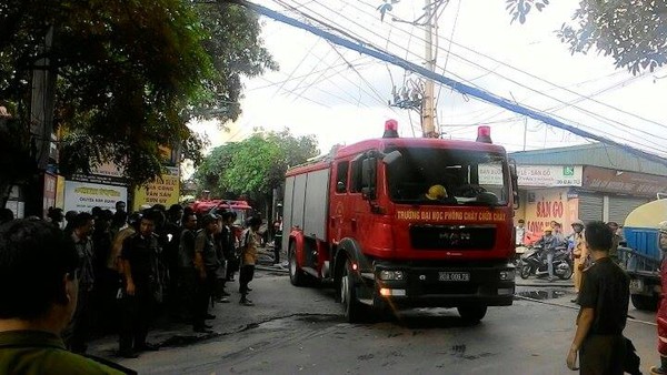 Hà Nội: Cháy kho gỗ giữa khu dân cư, hàng trăm lính cứu hỏa tham gia dập lửa 21