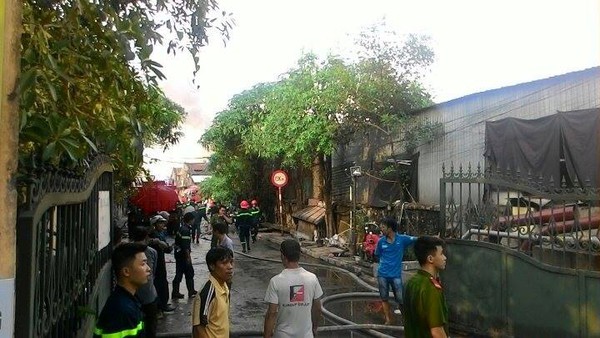 Hà Nội: Cháy kho gỗ giữa khu dân cư, hàng trăm lính cứu hỏa tham gia dập lửa 16