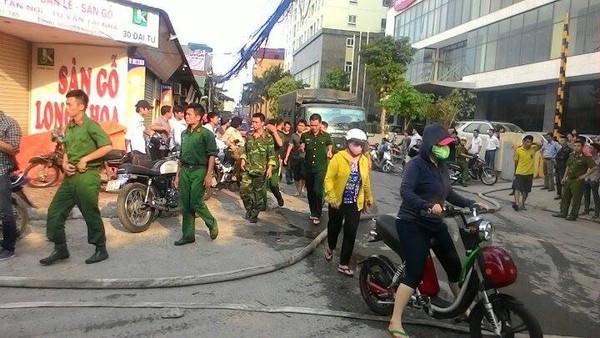 Hà Nội: Cháy kho gỗ giữa khu dân cư, hàng trăm lính cứu hỏa tham gia dập lửa 22