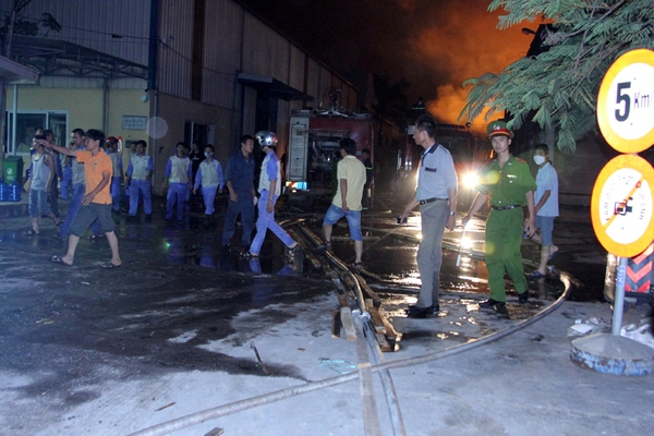 10.000m2 kho tại KCN Quang Minh bị thi&ecirc;u rụi ho&agrave;n to&agrave;n trong đ&ecirc;m 11