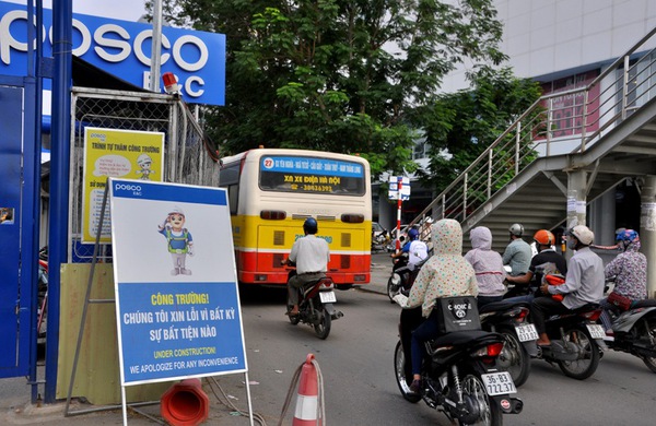 Hà Nội: Những tấm biển xin lỗi ở các điểm ùn tắc khiến người dân "bớt mệt mỏi" 2