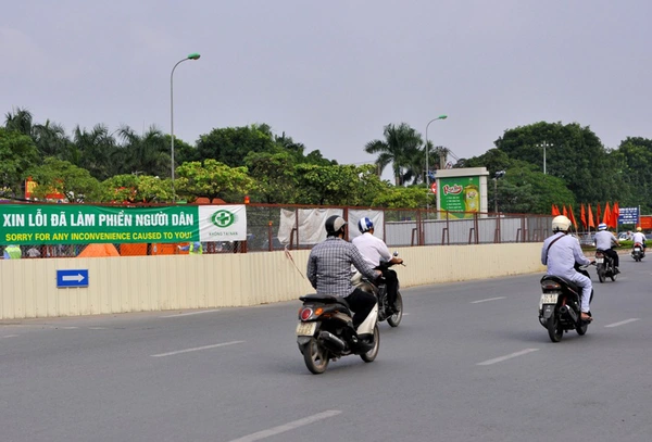 Hà Nội: Những tấm biển xin lỗi ở các điểm ùn tắc khiến người dân "bớt mệt mỏi" 3