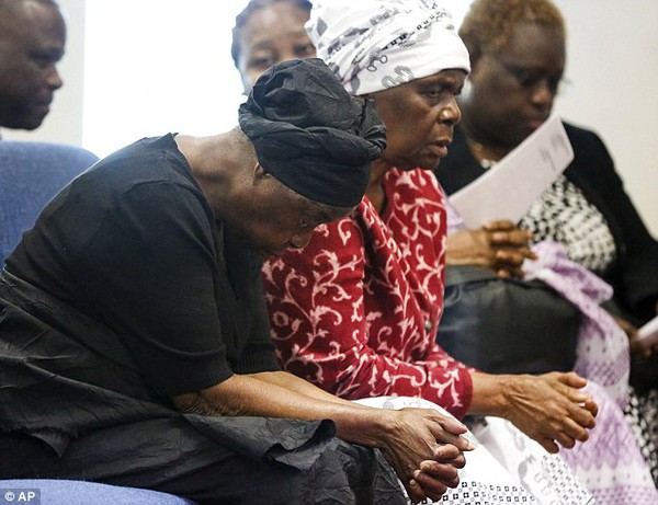 Lễ tang đẫm nước mắt của bệnh nhân đầu tiên nhiễm Ebola được phát hiện tại Mỹ 8