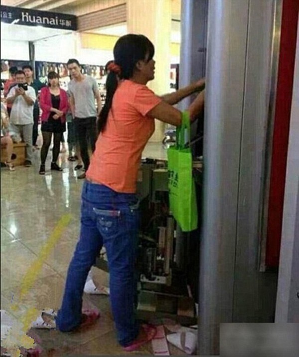 Người phụ nữ phá tan cây ATM vì không rút được tiền nhiều lần liên tiếp 1