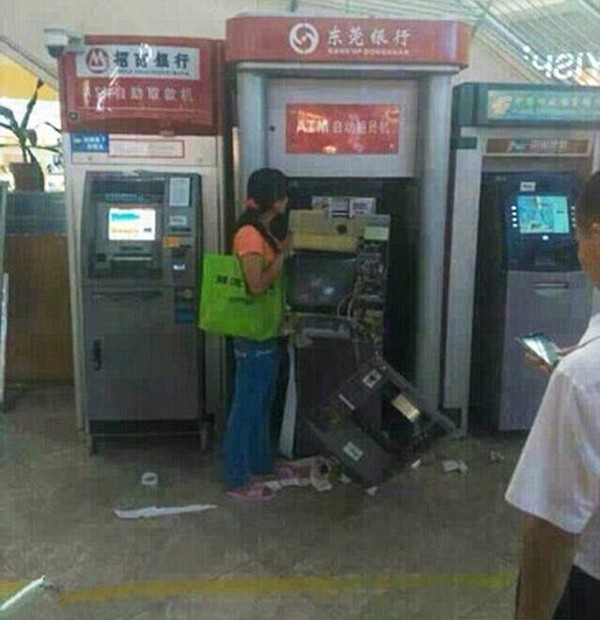 Người phụ nữ phá tan cây ATM vì không rút được tiền nhiều lần liên tiếp 3