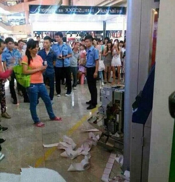 Người phụ nữ ph&aacute; tan c&acirc;y ATM v&igrave; kh&ocirc;ng r&uacute;t được tiền nhiều lần li&ecirc;n tiếp 4