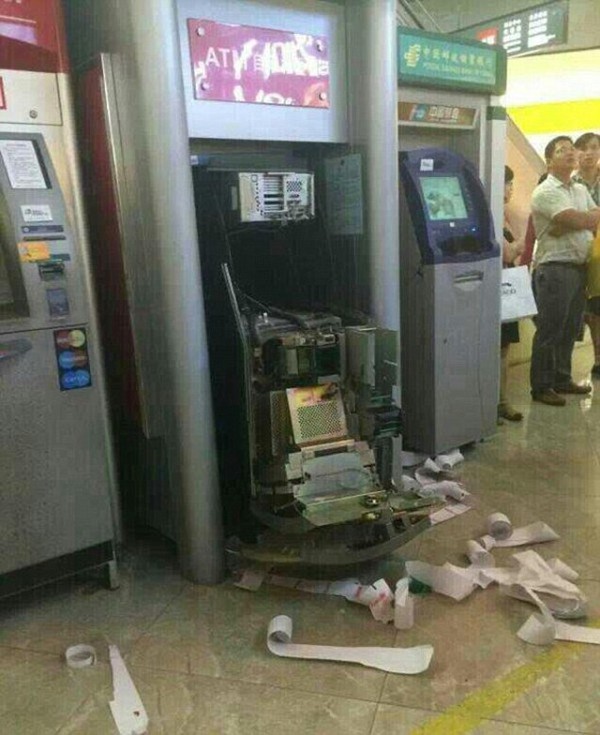 Người phụ nữ phá tan cây ATM vì không rút được tiền nhiều lần liên tiếp 6