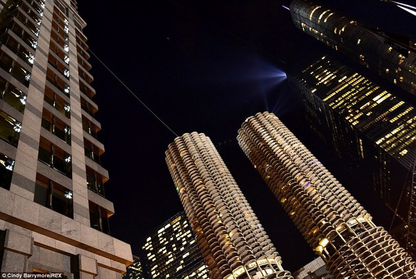 "Hiệp sĩ mù" bịt mắt đi trên dây nối 2 tòa nhà cao tầng ở Mỹ 7