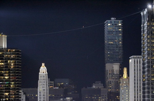 "Hiệp sĩ mù" bịt mắt đi trên dây nối 2 tòa nhà cao tầng ở Mỹ 2