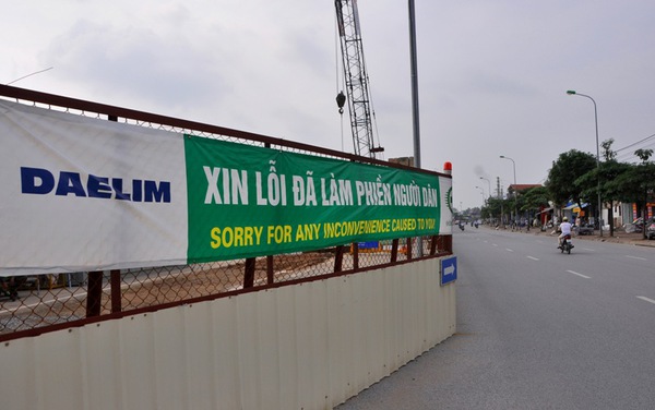 Hà Nội: Những tấm biển xin lỗi ở các điểm ùn tắc khiến người dân "bớt mệt mỏi" 4