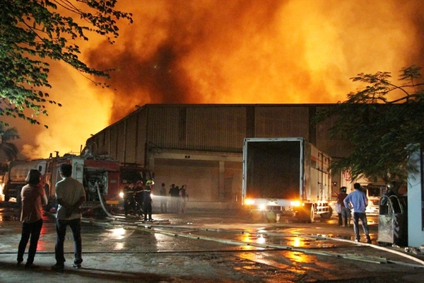 10.000m2 kho tại KCN Quang Minh bị thi&ecirc;u rụi ho&agrave;n to&agrave;n trong đ&ecirc;m 3