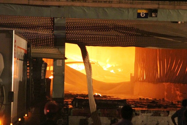 10.000m2 kho tại KCN Quang Minh bị thi&ecirc;u rụi ho&agrave;n to&agrave;n trong đ&ecirc;m 4