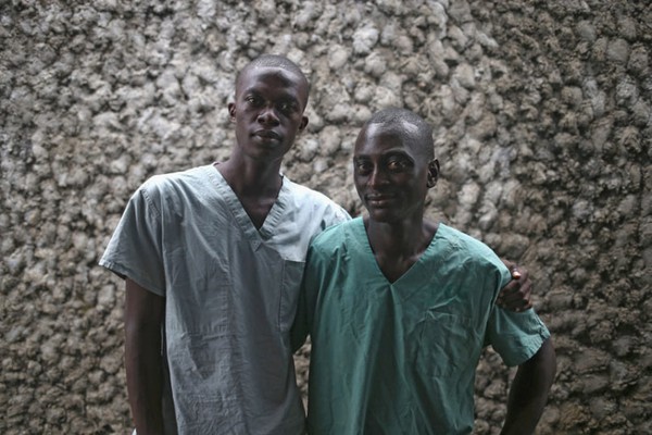 Nụ cười và nước mắt của những người may mắn sống sót trong đại dịch Ebola 5