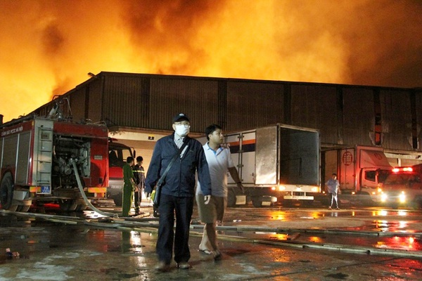 10.000m2 kho tại KCN Quang Minh bị thi&ecirc;u rụi ho&agrave;n to&agrave;n trong đ&ecirc;m 5