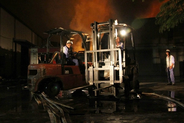 10.000m2 kho tại KCN Quang Minh bị thi&ecirc;u rụi ho&agrave;n to&agrave;n trong đ&ecirc;m 6