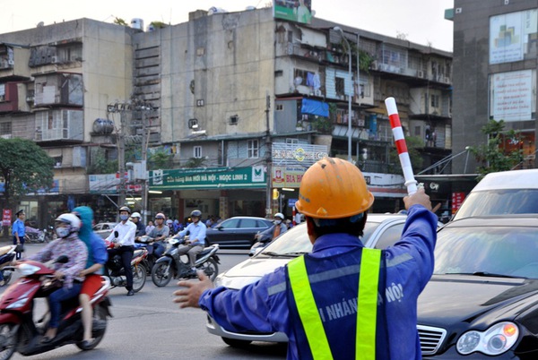 Hà Nội: Những tấm biển xin lỗi ở các điểm ùn tắc khiến người dân "bớt mệt mỏi" 14