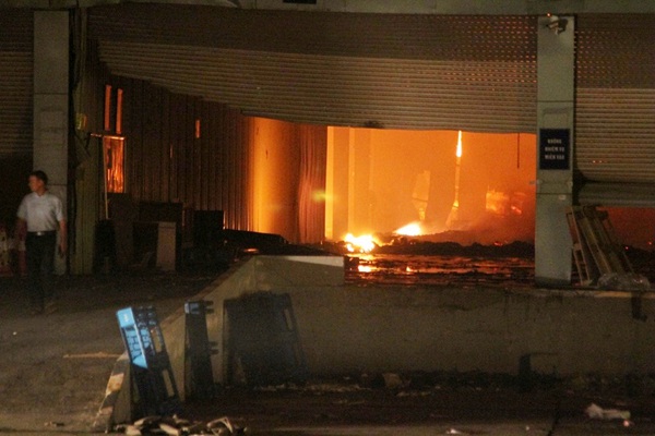 10.000m2 kho tại KCN Quang Minh bị thi&ecirc;u rụi ho&agrave;n to&agrave;n trong đ&ecirc;m 9