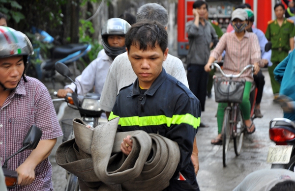 Hà Nội: Cháy kho gỗ giữa khu dân cư, hàng trăm lính cứu hỏa tham gia dập lửa 15
