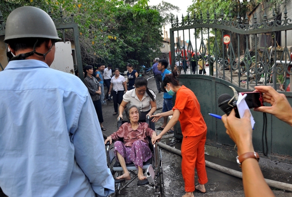 Hà Nội: Cháy kho gỗ giữa khu dân cư, hàng trăm lính cứu hỏa tham gia dập lửa 20