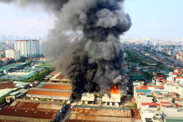 Hà Nội: Cháy kho gỗ giữa khu dân cư, hàng trăm lính cứu hỏa tham gia dập lửa 4