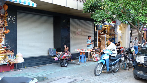 Tiểu thương khóc ròng vì đường đắt nhất Sài Gòn bị "bế quan tỏa cảng" 13