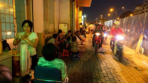 Tiểu thương khóc ròng vì đường đắt nhất Sài Gòn bị "bế quan tỏa cảng" 14