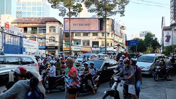 Tiểu thương khóc ròng vì đường đắt nhất Sài Gòn bị "bế quan tỏa cảng" 6