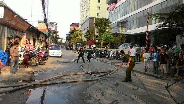 Hà Nội: Cháy kho gỗ giữa khu dân cư, hàng trăm lính cứu hỏa tham gia dập lửa 27
