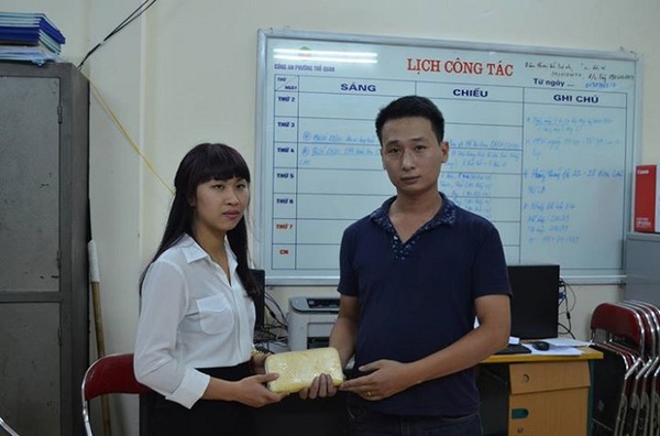 Hà Nội: CSGT trả lại 50 triệu đồng cho người đánh rơi 1