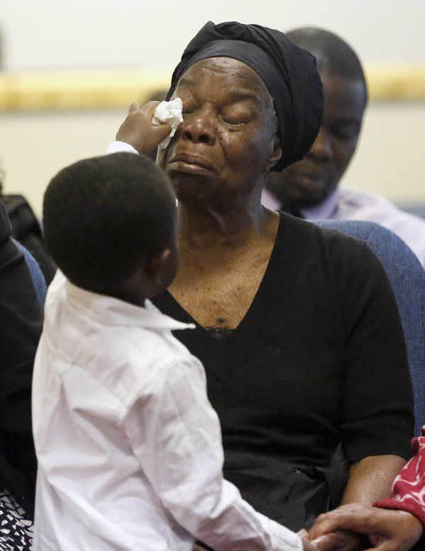 Lễ tang đẫm nước mắt của bệnh nhân đầu tiên nhiễm Ebola được phát hiện tại Mỹ 4