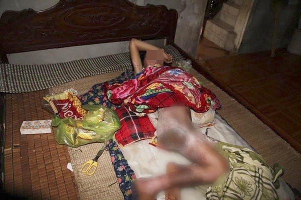 Trần t&igrave;nh của người mẹ đẩy con 13 tuổi v&agrave;o đống lửa 1