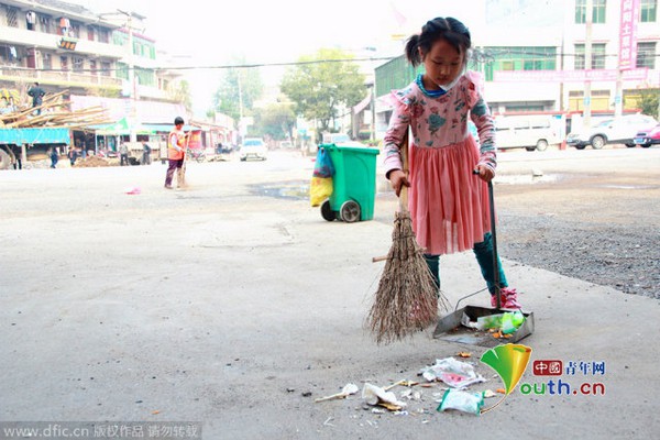 Cô bé 5 tuổi chăm chỉ quét rác trên đường phố giúp bà  1