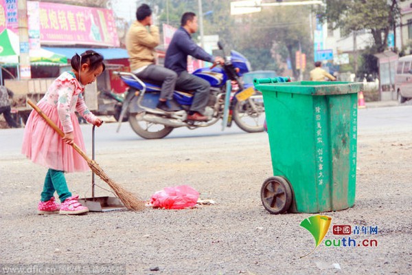 C&ocirc; b&eacute; 5 tuổi chăm chỉ qu&eacute;t r&aacute;c tr&ecirc;n đường phố gi&uacute;p b&agrave;  2
